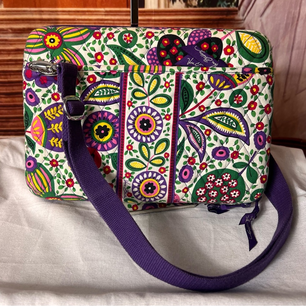 Vera Bradley 12” iPad Commuter Crossbody Bag in "Viva la Vera" Pattern excellent